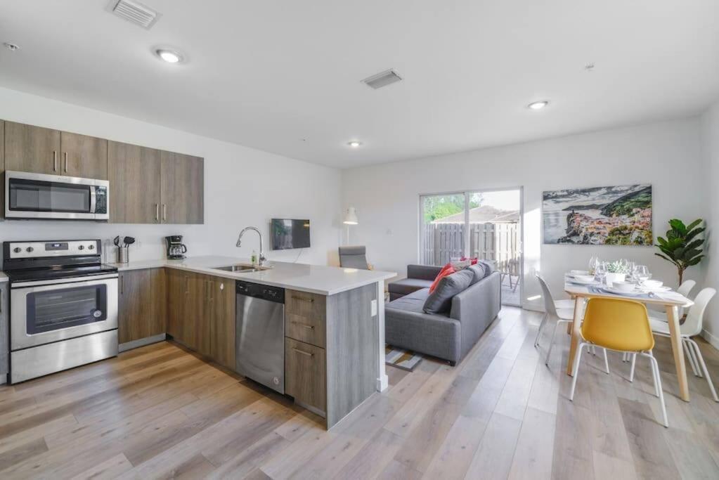 Amazing Town House 15 Min From The Beach Wfree Parking Villa Miami Kültér fotó