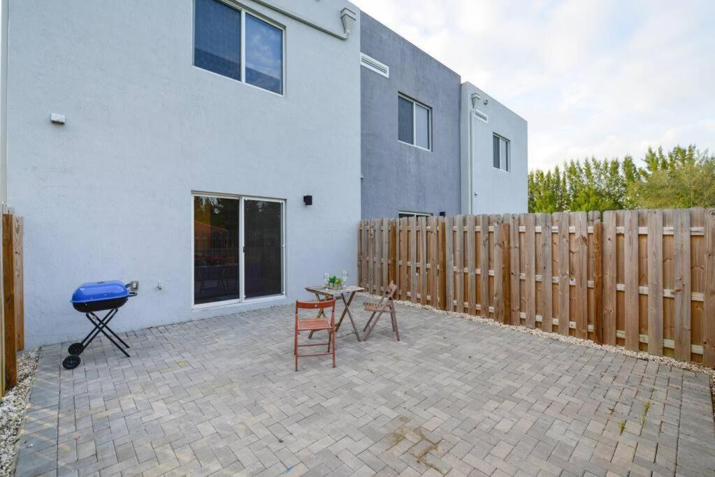 Amazing Town House 15 Min From The Beach Wfree Parking Villa Miami Kültér fotó
